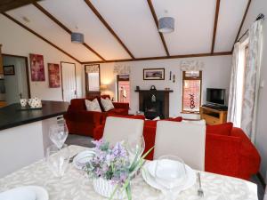 Χώρος καθιστικού στο 2 Riverside Lodge