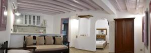 A bed or beds in a room at Nicolas House 2