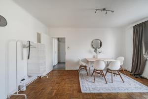 维也纳Perfekte Wohnung für 4 Personen的白色的用餐室配有桌椅 更多24张照片