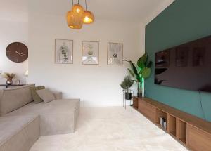 a living room with a couch and a flat screen tv at SA Exklusives Stadtapartment mit 3 SZ in Warburg