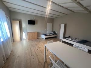 a room with two beds and a table and chairs at Daytona Monteur Apartment in Rodenbach