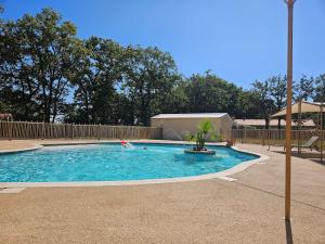 Πισίνα στο ή κοντά στο Joli Cottage Familly 2 chambres au Village Vacances été