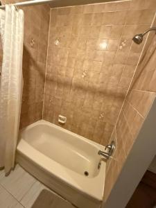 Koupelna v ubytování Affordable Family Room for 4 People-24Hrs Checkin-Next To Downtown,Airport + 3 fotografie