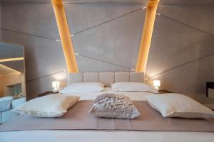 Postel nebo postele na pokoji v ubytování Halo Suite + 24 fotografií