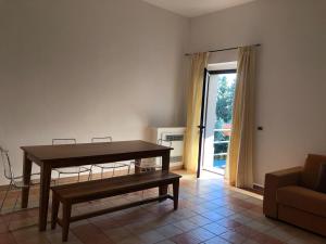 a living room with a table and a couch at Villa Cocomerara Tas24 in Calimera
