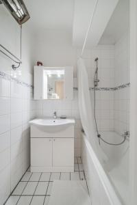 维也纳Perfekte Wohnung für 4 Personen的带水槽和淋浴的白色浴室