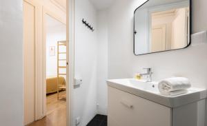 un baño con lavabo y espejo en Stay U-nique Apartment Rossello II, en Barcelona 37 fotos más