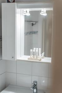 维也纳Perfekte Wohnung für 4 Personen的带镜子和水槽的浴室