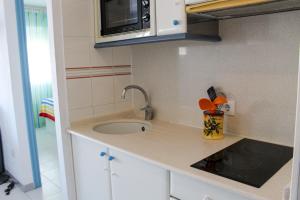 Kuchnia lub aneks kuchenny w obiekcie Apartamentos Esmeralda Unitursa
