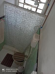 サルバドールにあるCasa Vila Lauraのトイレと窓のある小さなバスルーム