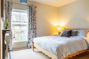 ノリッジにあるSwift Host - Golden Triangle 2 bed - Garden - Parkingのベッドと窓のある寝室