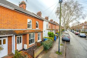 ノリッジにあるSwift Host - Golden Triangle 2 bed - Garden - Parkingの路地家並み