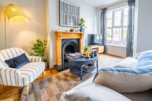 ノリッジにあるSwift Host - Golden Triangle 2 bed - Garden - Parkingの2つのソファと暖炉のあるリビングルーム