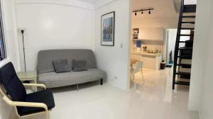 Χώρος καθιστικού στο Condo unit by CASA GREENWOOD
