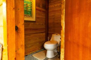 baño con aseo en una pared de madera en Green Cottage #1 Pitahaya, en Cabo Rojo 46 fotos más