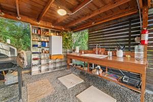una cocina con encimera y refrigerador en Green Cottage #1 Pitahaya, en Cabo Rojo