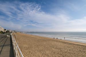 ラ・ボールにあるStudio face merの散歩する人々のいるビーチの景色 +6枚の写真