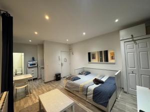 ein Schlafzimmer mit einem Bett und einem Schreibtisch darin in der Unterkunft APPARTEMENT PROCHE CENTRE VILLE, GARE ET AUTOROUTE in Melun