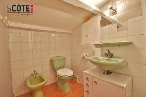 a bathroom with a green toilet and a sink at St Julien in Martigues +8 photos