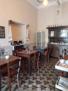 A restaurant or other place to eat at Albergo Milano 1920