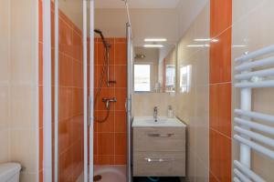 ラ・ボールにあるStudio face merのシャワーと洗面台付きのバスルーム