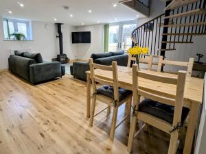 una sala de estar con una mesa y un sofá en The Lodge near Bike Park Wales Pen y Fan Brecon Beacons, en Merthyr Tydfil 14 fotos más