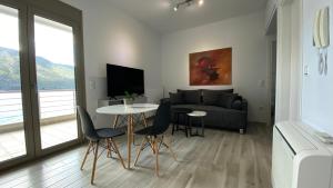 ein Wohnzimmer mit Sofa und Tisch in der Unterkunft Ocean views in Plataria