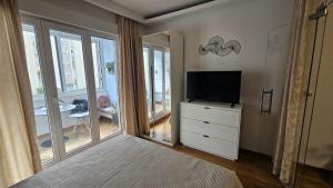 Μια τηλεόραση ή/και κέντρο ψυχαγωγίας στο Luxury Apartment Lullu Residence