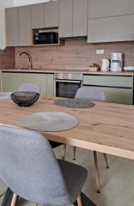 Kuchyň nebo kuchyňský kout v ubytování Apartmani Maris III