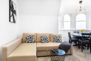 una sala de estar con un sofá y una mesa en Luxury Apartment - Portobello, en Edimburgo 21 fotos más