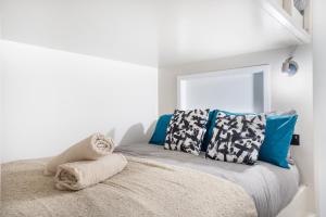 Un dormitorio con una cama con almohadas azules y blancas. en Luxury Apartment - Portobello, en Edimburgo
