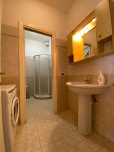 Un baño con lavabo, inodoro y ducha. en Bilocale Villa Marina a pochi passi dal mare di Ceriale, en Ceriale