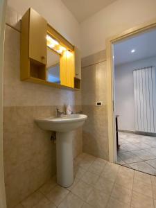 un baño con lavabo y espejo en Bilocale Villa Marina a pochi passi dal mare di Ceriale, en Ceriale 21 fotos más