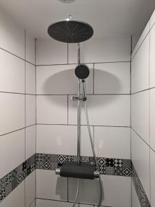y baño con ducha y azulejos blancos. en L'Attellu Di Babbu pour 2, en Lecci