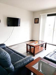 PloverにあるCozy 3 bedroom apartment with free garage and parkingのソファとコーヒーテーブルのあるリビングルーム