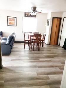 PloverにあるCozy 3 bedroom apartment with free garage and parkingのテーブルと椅子とソファのあるリビングルーム