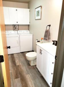 PloverにあるCozy 3 bedroom apartment with free garage and parkingの白いバスルーム(トイレ、洗濯機、乾燥機付)