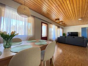 Χώρος καθιστικού στο Lakevew House Kangasniemi