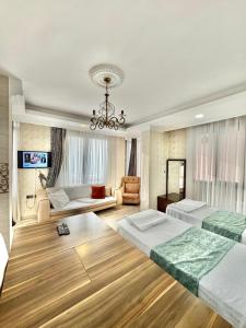 sala de estar amplia con 2 camas y sofá en Hagia Sophia Apartment, en Estambul