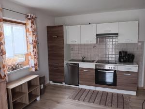 Η κουζίνα ή μικρή κουζίνα στο Ferienwohnung Waldesruh