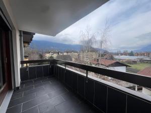 Un balcón con vista a una ciudad en Le Silène T3 - 4 personnes, en Cluses