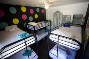 Postel nebo postele na pokoji v ubytování South Beach Rooms and Hostel