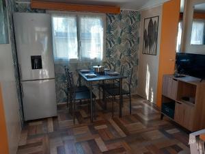 Kuchyň nebo kuchyňský kout v ubytování Mobilhome Les volets bleus