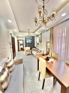 Una sala de estar con una mesa de comedor y un sofá. en Hagia Sophia Apartment, en Estambul