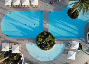 an overhead view of a large swimming pool at Plus Fariones Suite Hotel in Puerto del Carmen