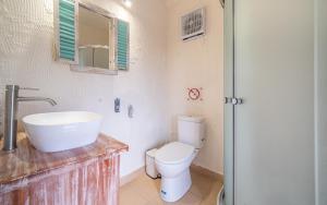 Gallery image of Surfer - Single Room Bungalow with Queen Bed, Working Desk, Shower, FREE Access to Pool and Gym, Onsite SPA, Car-Bike-ATV Rental, Diving and Fishing in Lakahembi