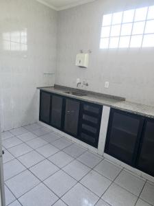 uma casa de banho com um balcão e um lavatório em QUARTO Jd GARCIA em Campinas