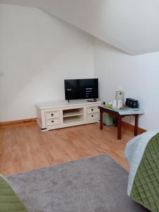 ダンドークにあるCharlestown bungalowのリビングルーム(薄型テレビ、テーブル付)