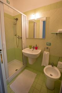 een badkamer met wastafel, douche en toilet bij Acquamarina in Grottammare