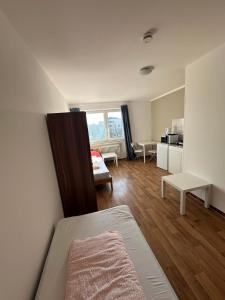 a living room with a bed and a kitchen at 2-Rent Group Hostel Apartments HAN53 in Munich +128 photos